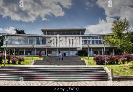 Belgrado, Serbia - Visitatori di fronte al Museo di Storia jugoslava - MUZEJ JUGOSLAVIJE Foto Stock