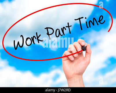 Man mano che scrive il lavoro a tempo parziale con il pennarello nero su schermo visivo. Isolato su sky. Business, tecnologia internet concetto. Stock Photo Foto Stock