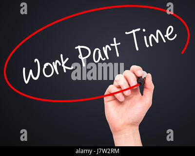 Man mano che scrive il lavoro a tempo parziale con il pennarello nero su schermo visivo. Isolato su nero. Business, tecnologia internet concetto. Stock Photo Foto Stock