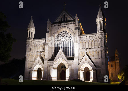 Meta turistica molto St Albans abbey chiesa nella notte le luci illuminazione in London, England, Regno Unito Foto Stock