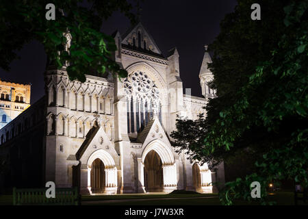 Meta turistica molto St Albans abbey chiesa nella notte le luci illuminazione in London, England, Regno Unito Foto Stock