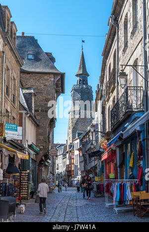 Rue de la Poissonierie che conduce al Tour de L'Horloge tower, Dinan, Bretagna Francia Foto Stock