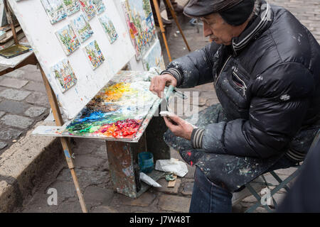 Artista pittura in Place du Tertre, Parigi Francia Foto Stock