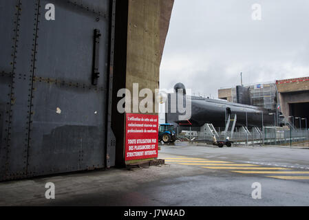 Keroman I U barca bunker in sommergibile nazista con base francese post-guerra sommergibile Flore-S645 a Lorient, Bretagna Francia Foto Stock