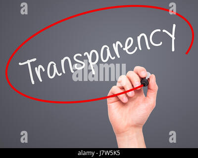 Man mano che scrive la trasparenza con marcatore sul panno trasparente stampato. Isolato su grigio. Business, internet, concetto tecnologico. Stock Photo Foto Stock