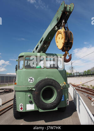 La 1960 Camion Grue Routière Griffet è un tipo di gru mobile francese utilizzata per la costruzione e il trasporto. La foto 9 della Cité du Train mostra questo veicolo in azione, riflettendo il suo ruolo nel sollevamento di carichi pesanti e nei lavori industriali. Foto Stock