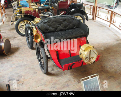 Questa immagine raffigura un quadriciclo Peugeot del 1902, un primo modello di automobile prodotto dalla Peugeot Company. Il veicolo rappresenta l'innovazione dei primi anni del XX secolo nel settore dei trasporti e dell'ingegneria automobilistica. Foto Stock