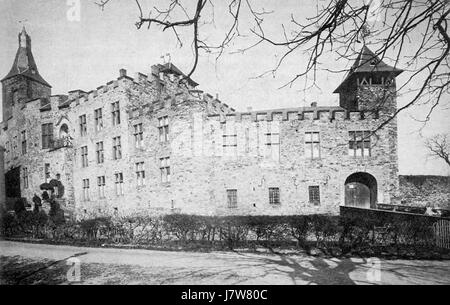 Altes Schloss Bensberg è un castello storico situato a Bensberg, in Germania. La struttura risale al XVI secolo e ha servito varie funzioni, tra cui una residenza reale e una roccaforte militare, prima di diventare un punto di riferimento culturale e turistico. Foto Stock