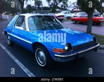 1976 AMC Pacer DL coupe blu bianco 2014 AMO NC 03 Foto Stock