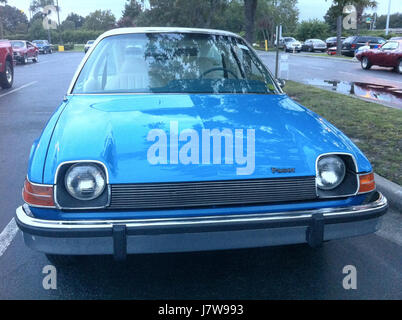 1976 AMC Pacer DL coupe blu bianco 2014 AMO NC 06 Foto Stock
