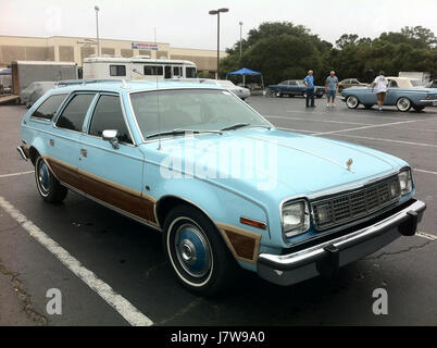 Il carro AMC Concord DL del 1978, un classico modello di auto americana, è caratterizzato da un colore blu ed è stato ancora conservato o citato nel 2014 con registrazione amo NC 06, che mostra la sua presenza duratura nella cultura automobilistica. Foto Stock