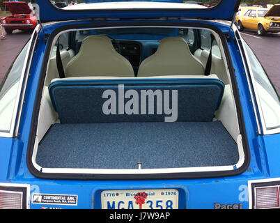 1976 AMC Pacer DL coupe blu bianco 2014 AMO NC 10 Foto Stock