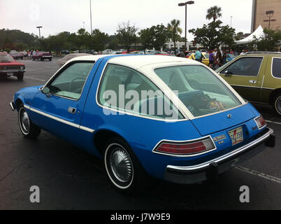 1976 AMC Pacer DL coupe blu bianco 2014 AMO NC 02 Foto Stock