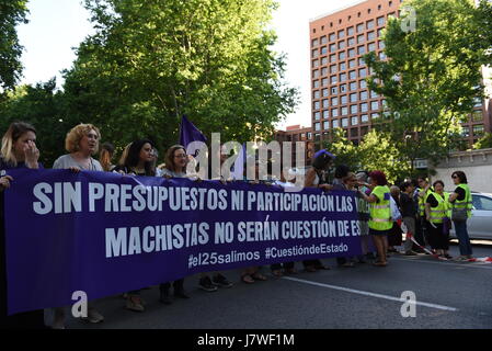 Madrid, Spagna. 25 Maggio, 2017. I dimostranti nella foto durante una manifestazione di protesta a Madrid per esigere che la Spagna è conservatore e governo led di aumentare la dotazione di bilancio per la lotta contro la violenza nei confronti delle donne. Credito: Jorge Sanz/Pacific Press/Alamy Live News Foto Stock