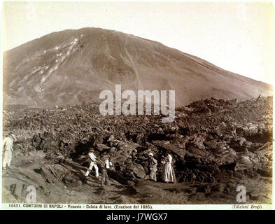 La fotografia del 1895 di Carlo Brogi intitolata "Vesuvio, colata di lave" raffigura l'eruzione del Vesuvio. La fotografia spettacolare cattura il flusso di lava dell'eruzione, mostrando l'abilità di Brogi nel catturare le catastrofi naturali con dettagli e emozioni vividi. Foto Stock