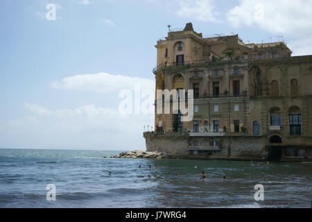 Napoli, Italia, Palazzo Donn'Anna e la sua spiaggia Foto Stock