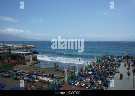 Napoli, Italia, Palazzo Donn'Anna e la sua spiaggia Foto Stock