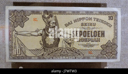 Questa banconota da 10 Roepiah proveniente dalle Indie olandesi fu emessa durante l'occupazione giapponese nella seconda guerra mondiale. La banconota fa parte della collezione Spurlock Museum presso l'Università dell'Illinois, Urbana-Champaign (UIUC). Serve come manufatto storico che riflette il sistema monetario giapponese governmentâ durante l'occupazione. La nota è un pezzo importante per comprendere la valuta e le politiche economiche in tempo di guerra. Foto Stock