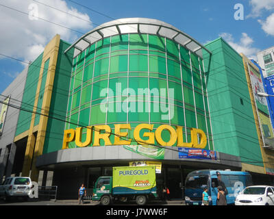 Araneta Center è un complesso commerciale e di intrattenimento situato a Cubao, Quezon City, Filippine. È sede dell'Araneta Coliseum e funge da fulcro per lo shopping, i ristoranti e il divertimento. Foto Stock
