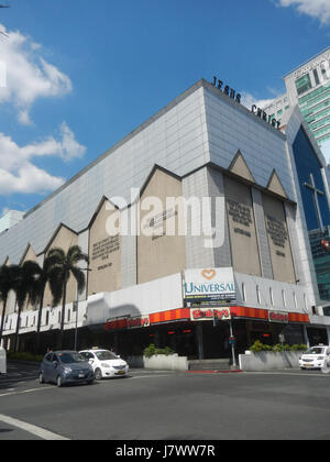 L'Araneta Center di Cubao, Quezon City, è un importante centro commerciale e culturale delle Filippine. È sede di vari centri commerciali, ristoranti e luoghi di intrattenimento, rendendolo un punto di riferimento chiave nella regione. Foto Stock