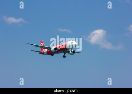 Phuket, Tailandia - 16 Febbraio 2016: Airasia atterraggio all'aeroporto internazionale di Phuket il 16 febbraio 2016. Il piano viene fornito in Phuket international air Foto Stock