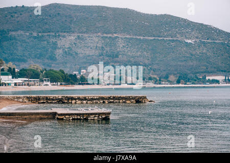 Pontile sulla spiaggia di Budva. Vicino al centro storico Foto Stock