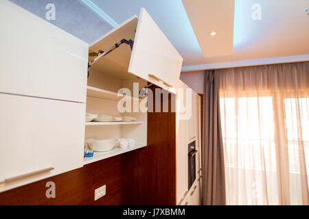 Le piastre in cucina. Armadi in cucina. Cucina roo Foto Stock