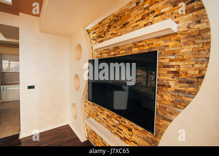 TV sulla parete. TV appeso alla parete Foto Stock