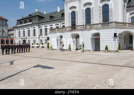 La modifica od guardia nel palazzo presidenziale di Bratislava Foto Stock