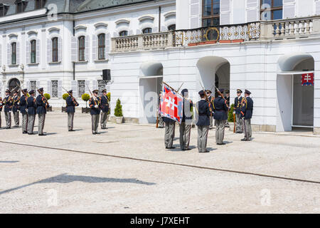 La modifica od guardia nel palazzo presidenziale di Bratislava Foto Stock