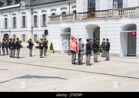 La modifica od guardia nel palazzo presidenziale di Bratislava Foto Stock