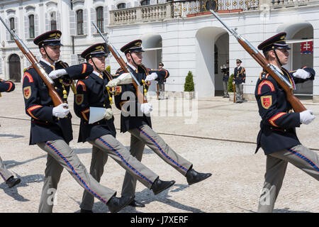 La modifica od guardia nel palazzo presidenziale di Bratislava Foto Stock