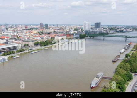 Una vista del fiume Danubio dalla torre di UFO in Bratislava Foto Stock