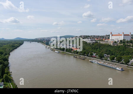 Una vista del fiume Danubio dalla torre di UFO in Bratislava Foto Stock