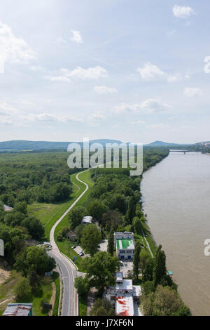 Una vista del fiume Danubio dalla torre di UFO in Bratislava Foto Stock