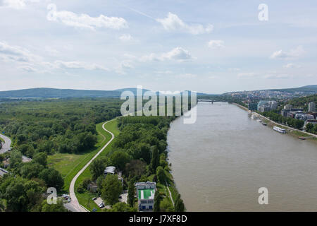 Una vista del fiume Danubio dalla torre di UFO in Bratislava Foto Stock