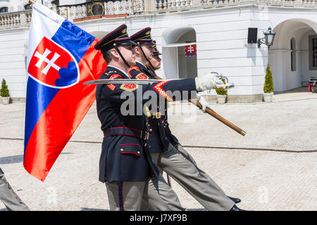 La modifica od guardia nel palazzo presidenziale di Bratislava Foto Stock