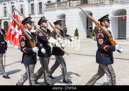 La modifica od guardia nel palazzo presidenziale di Bratislava Foto Stock