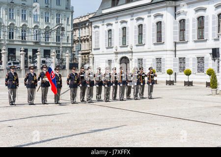 La modifica od guardia nel palazzo presidenziale di Bratislava Foto Stock