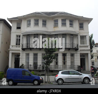 Il 17 e 19 Lansdowne Place a Hove è una posizione storicamente significativa, che contribuisce al patrimonio architettonico della zona. Questi edifici sono riconosciuti per il loro valore storico, che mostra il design e lo sviluppo culturale della regione. Foto Stock