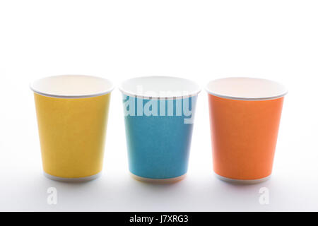 Giallo, blu e arancio tazze monouso isolati su sfondo bianco. Foto Stock