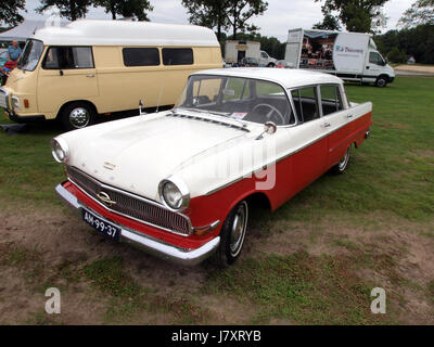 La Opel Kapitan 1962, con immatricolazione olandese AM 99 37 p1, è un'auto d'epoca che riflette il design e lo stile automobilistico dei primi anni '1960 in Europa. Foto Stock