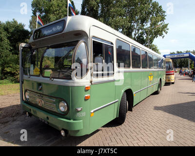 Il Leyland Den Oudsten lo del 1967 è un modello di autobus progettato da Leyland e costruito dalla società olandese Den Oudsten. Rappresenta uno sviluppo significativo nel design dei trasporti pubblici durante gli anni '1960, offrendo caratteristiche migliorate per la mobilità urbana e suburbana. Foto Stock
