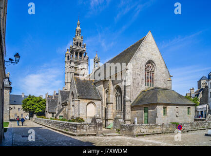 Francia Bretagna, dipartimento Finistére, Roscoff, la chiesa parrocchiale di Nostra Signora di Croaz Batz con il suo distintivo Galleria doppia bellfries. Foto Stock