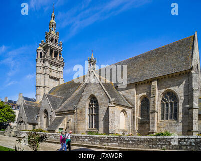 Francia Bretagna, dipartimento Finistére, Roscoff, la chiesa parrocchiale di Nostra Signora di Croaz Batz con il suo distintivo Galleria doppia bellfries. Foto Stock