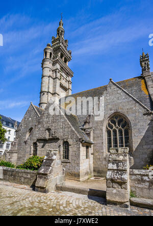 Francia Bretagna, dipartimento Finistére, Roscoff, la chiesa parrocchiale di Nostra Signora di Croaz Batz con il suo distintivo Galleria doppia bellfries. Foto Stock