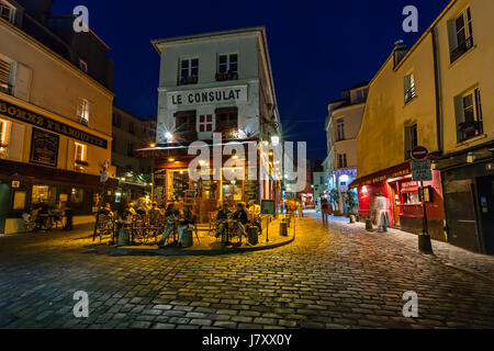 Parigi - 2 luglio: Cafe Le Consulat di Montmartre il 1 luglio 2013 a Parigi. L'area di Montmartre è tra le destinazioni più popolari in Parigi, Le Consulat è un Foto Stock