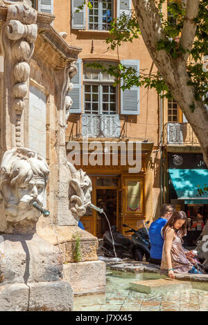 Due donne presso la fontana a Place de l'Hotel de Ville, Aix en Provence, Francia Foto Stock