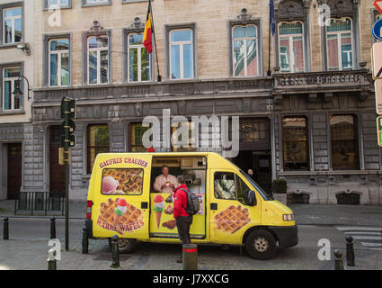 Una torta di mele carrello alimentare a Bruxelles, Belgio, denominato Gaufres Chaudes, o 'waffle caldi". Foto Stock