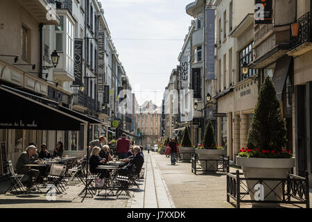 Persone sedersi ad un cafe' all'aperto su un quartiere pedonale nel quartiere di Ixelles di Bruxelles, Belgio. Foto Stock